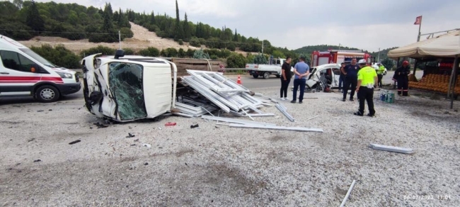 Manisa'da otomobil kamyonetle çarpıştı: 1 ölü, 3 yaralı