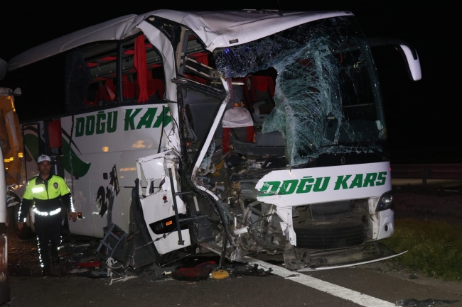 TEM'de yolcu otobüsü ile TIR çarpıştı: Yaralılar var