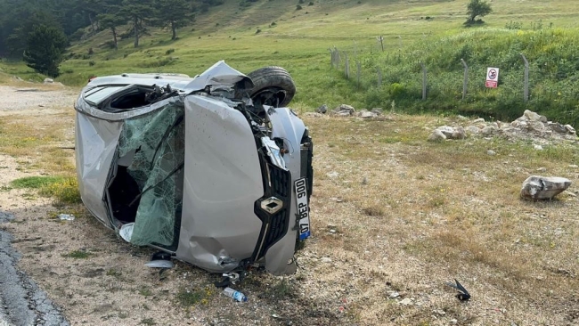 Direksiyon hakimiyetini kaybeden araç takla attı