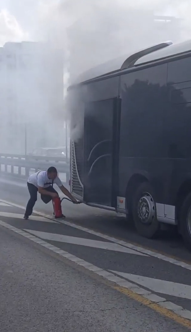 Seyir halindeki metrobüs alev aldı