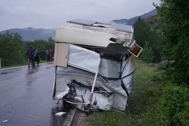 Tatil için yola çıkan aileyi kaza ayırdı!