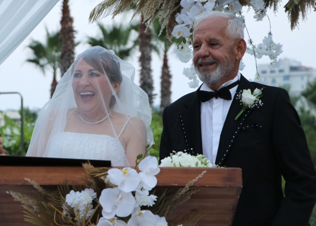 50 yıllık evli çift 50. yılında nikah tazeledi