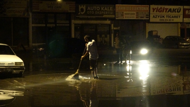 Tokat'ta dükkanları su bastı