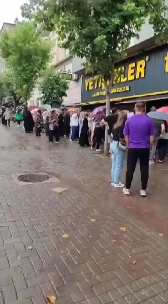 Bursa'da sağanak altında alışveriş çılgınlığı