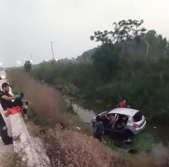 Otomobil sulama kanalına uçtu