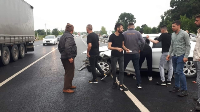 Bursa'da otomobil bariyerlere çarptı
