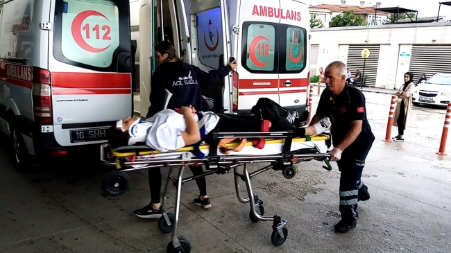 Bursa'da otomobil bariyerlere çarptı