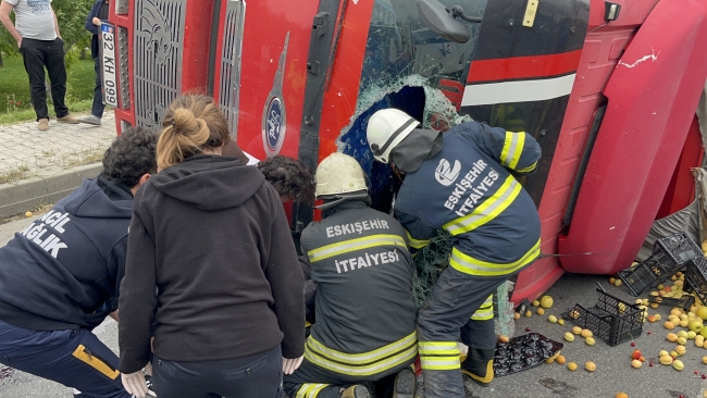 Eskişehir’de meyve yüklü kamyon yan yattı