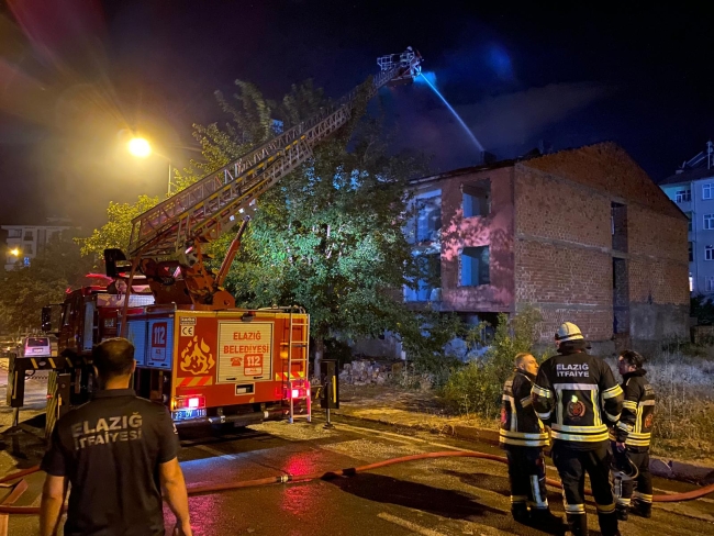 Elazığ’da hasarlı binada korkutan yangın