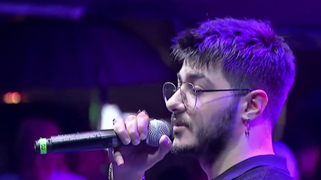 Semicenk sahnede özür diledi