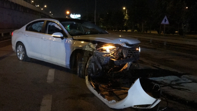 Kocaeli'de otomobil bariyerlere çarptı: 1 yaralı