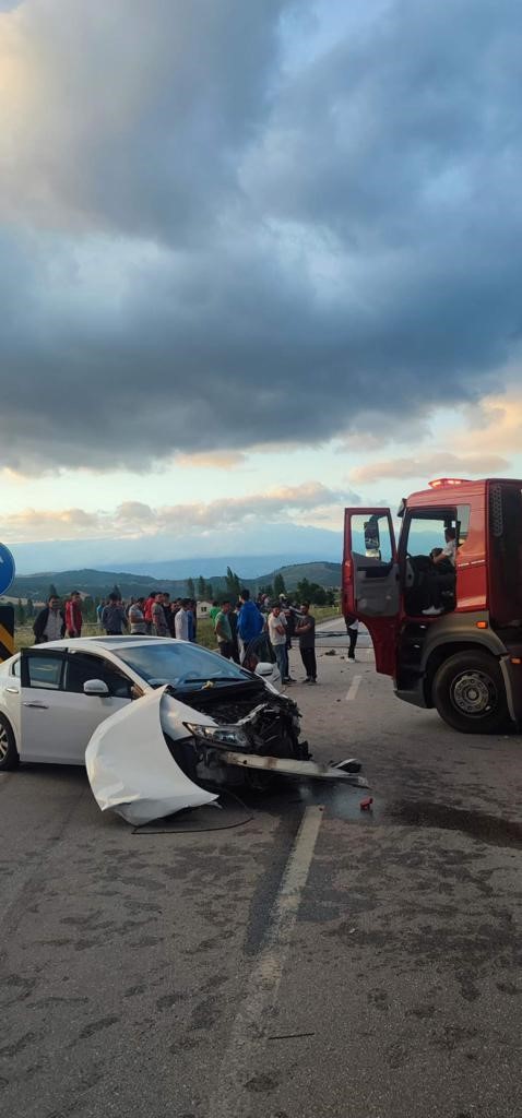Gediz’de 2 araç çarpıştı 6 yaralı