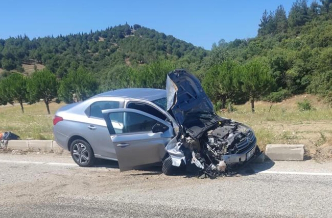 Manisa'da otomobil ile traktör çarpıştı: 7 yaralı