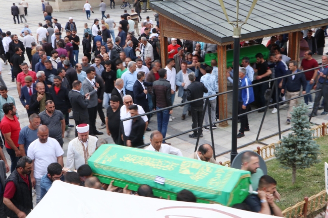 Düğün dönüşü kazada ölen baba - oğul defnedildi