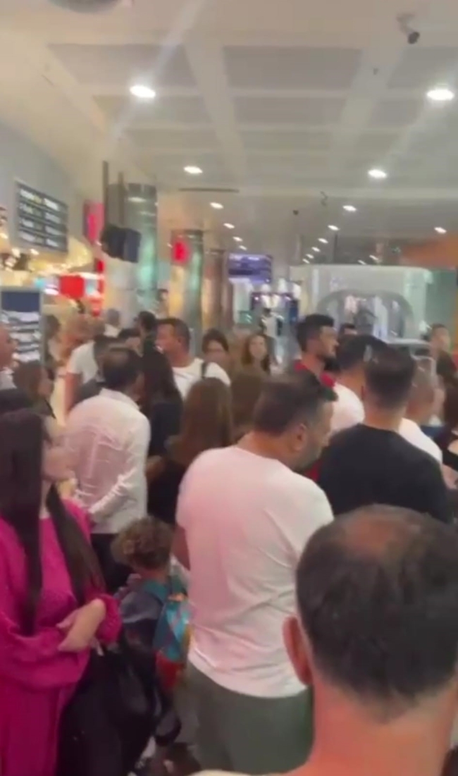 İzmir’deki orman yangını uçak seferlerini iptal ettirdi