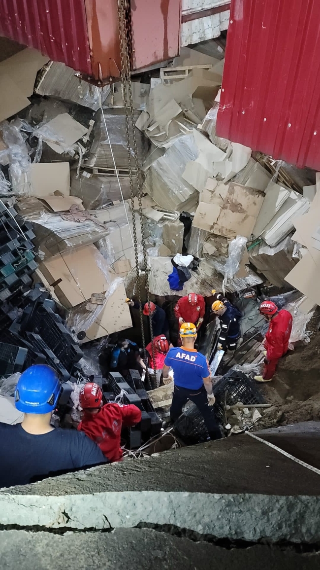 Sağanak yağıştan menfez çöktü: 3 işçi altında kaldı