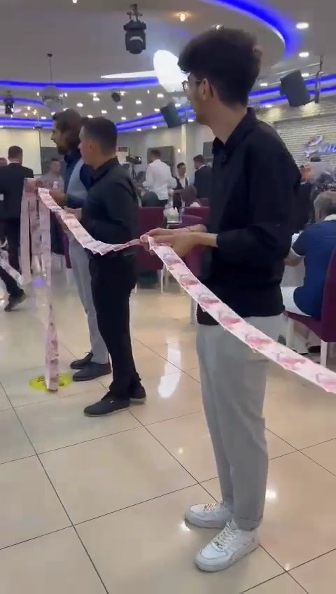 Metrelerce uzunlukta takıyı görenler hayrete düştü