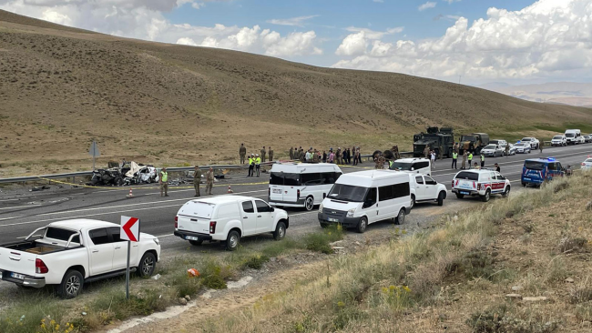 Askeri araçla otomobil çarpıştı! 1 ölü, 12 asker yaralı