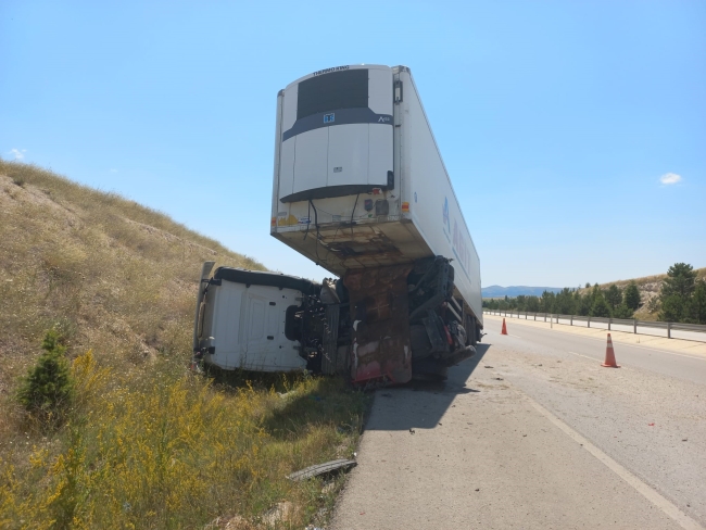 Kamyonete çarpan TIR'da 2 yaralı!