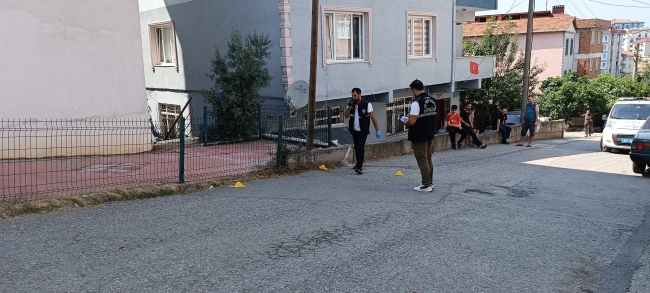 Evinin önünde silahlı saldırıya uğradı