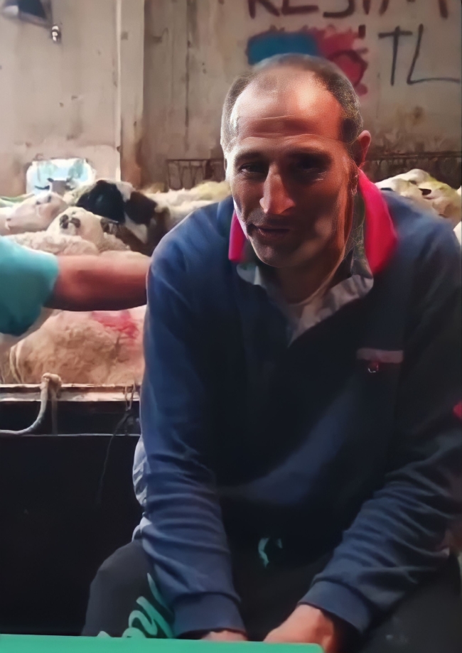 Zihinsel engelli kağıt toplayıcısını bıçaklayarak öldürdüler