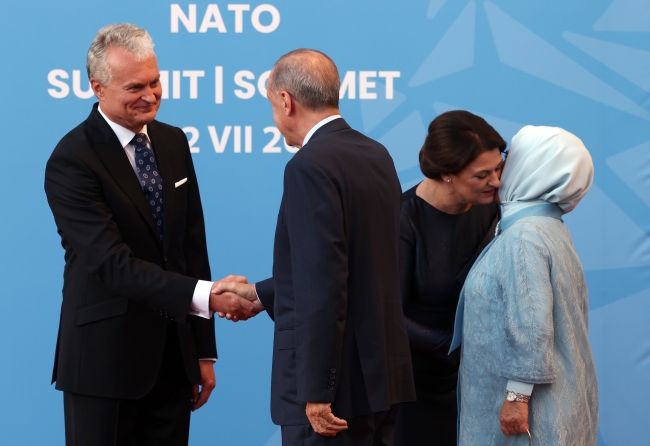 NATO liderleri akşam yemeğinde bir araya geldi