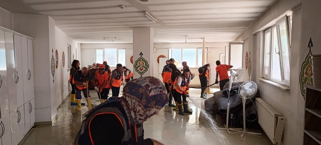 AFAD gönüllüleri sel yaralarını sardı