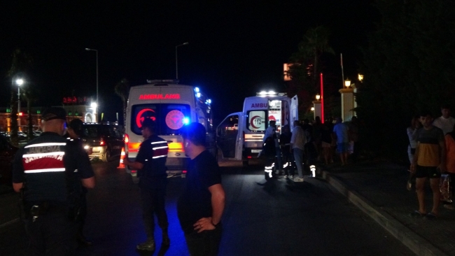 Tur midibüsü turistlerin arasına daldı:2 ölü