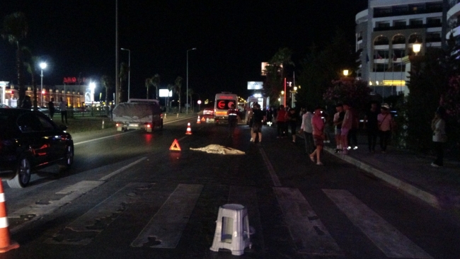 Tur midibüsü turistlerin arasına daldı:2 ölü