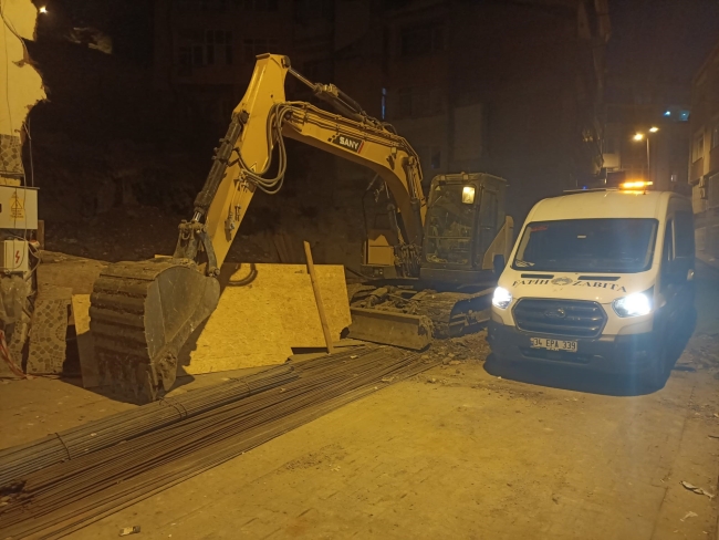 İstanbul'da inşaat temeli kazılırken hasar gören bina boşaltıldı