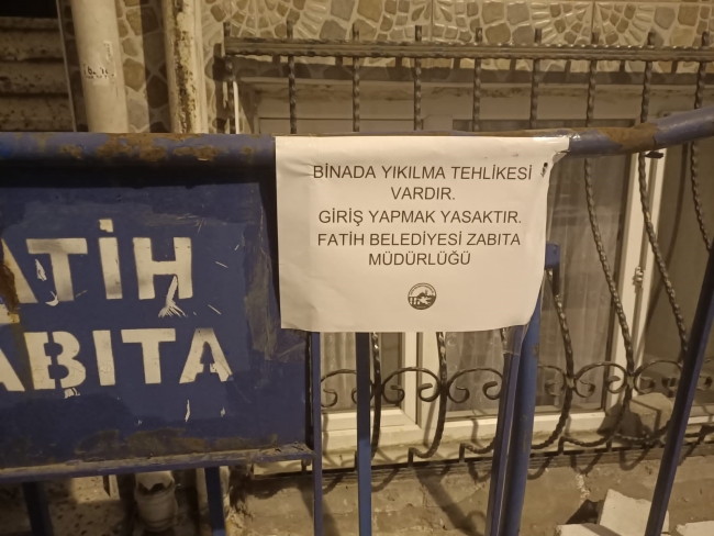 İstanbul'da inşaat temeli kazılırken hasar gören bina boşaltıldı
