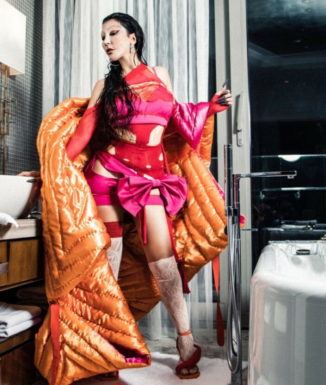 Hande Yener yorgan modasına uydu