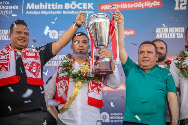 Başpehlivan Zeybek'e coşkulu karşılama