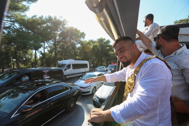 Başpehlivan Zeybek'e coşkulu karşılama