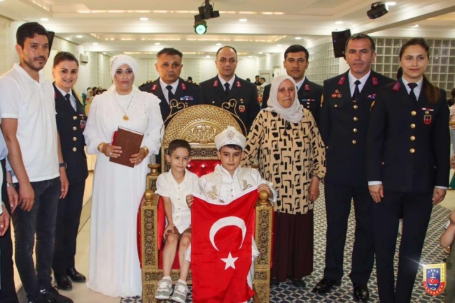 Şehit çocuğunun sünnet arabası jandarmadan