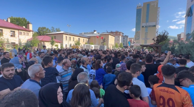 Hakan Çalhanoğlu Bayburt'ta coşkuyla karşılandı