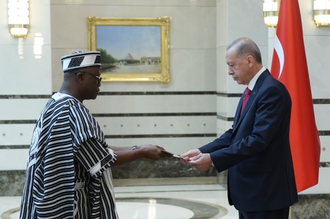 Büyükelçilerden Cumhurbaşkanı Erdoğan'a güven mektubu