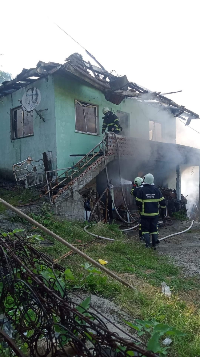 Zonguldak'ta ahşap ev alev alev yandı