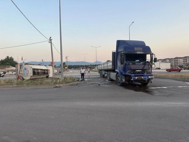 Balıkesir'de mazot tankeri ile TIR çarpıştı!