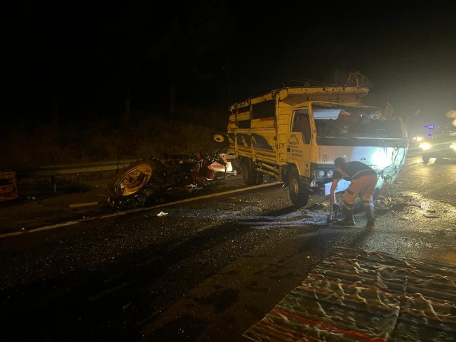 Adana'da biri otobüs 7 araç kazaya karıştı: 16 yaralı