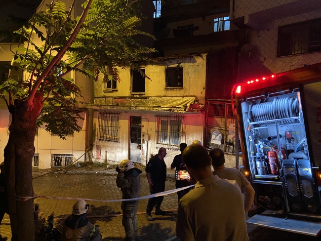 İstanbul'da metruk bina alev alev yandı