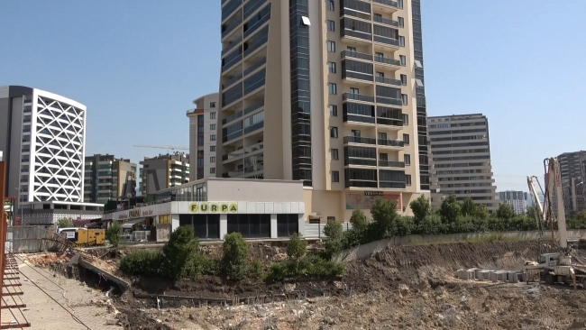 Bursa'da 16 katlı binanın bahçe duvarı çöktü