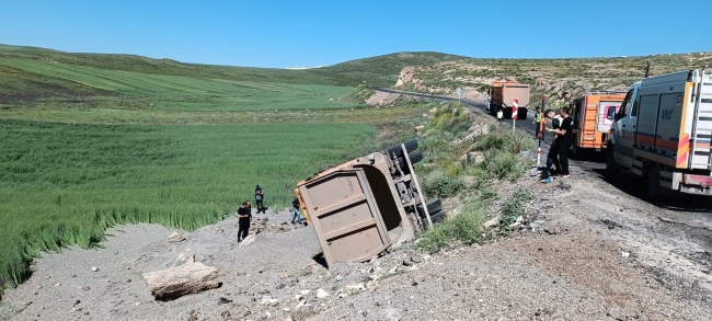 Kars’ta kamyon devrildi: 1 ölü