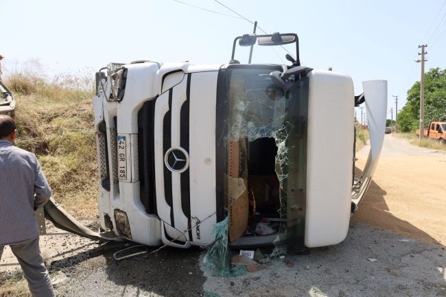 Freni boşalan TIR devrildi