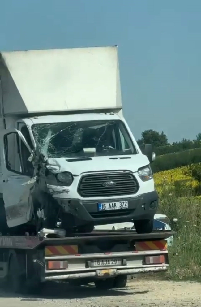 Bursa'da kamyon ile kamyonet çarpıştı