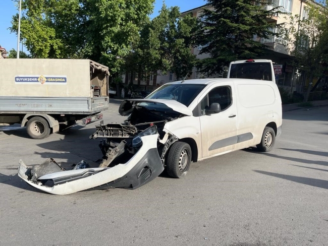 Freni boşalan servis aracı 3 otomobile çarptı