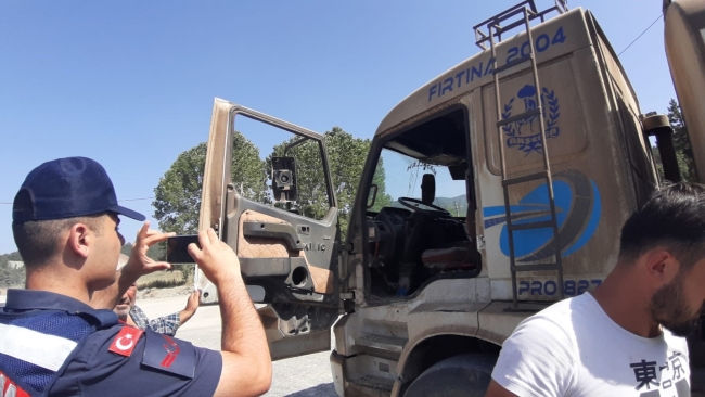 Dorseden çıkan tahta parçası kamyon sürücüsüne çarptı
