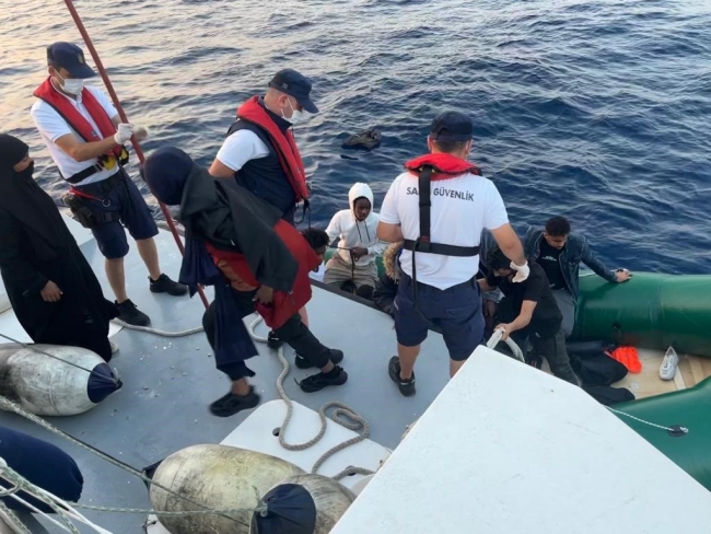 İzmir açıklarında 22 göçmen kurtarıldı