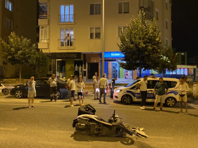 Ehliyetsiz sürücü motosikletle çarpıştı: 1 yaralı