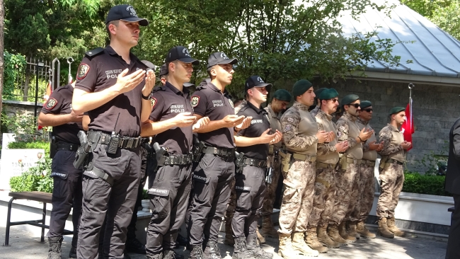 Bursa'daki şehitliklerde duygusal anma